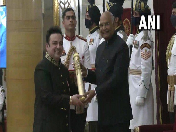 Singer Adnan Sami receiving the award (Photo/ANI)