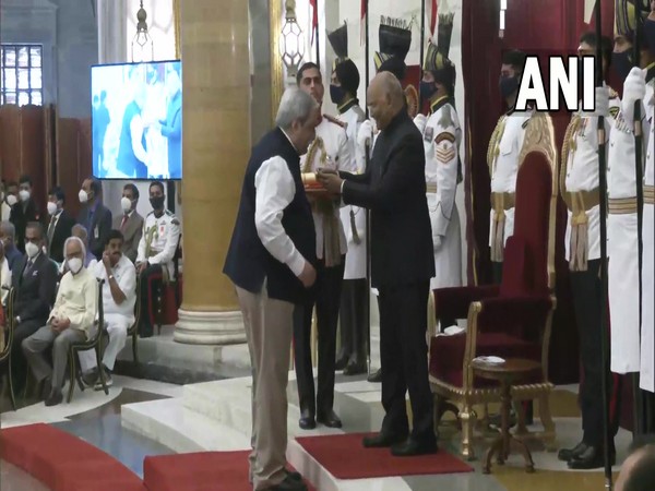Dr Raman Gangakhedkar, former ICMR Scientist receiving Padma Shri award (Photo/ANI)