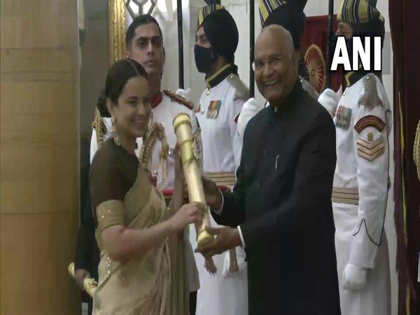 Actor Kangana Ranaut receiving the award (Photo/ANI)
