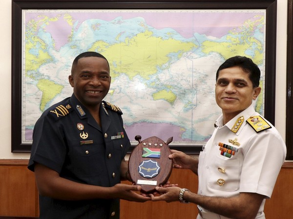 Chief of South African Air Force Lieutenant General Wiseman Simo Mbambo called on Vice Admiral S.N. Ghormade (Photo: Twitter/IndianNavy)