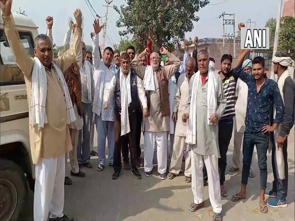 Farmers protesting outside the Deputy Commissioner's office. (Photos/ANI)