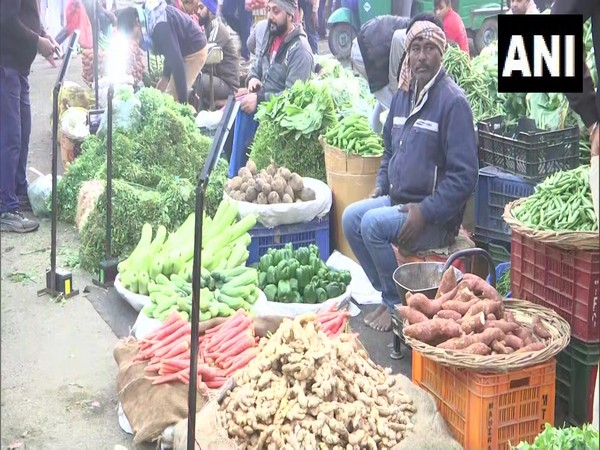 Prices of vegetables increses in Okhla vegetable market (Photo/ANI)