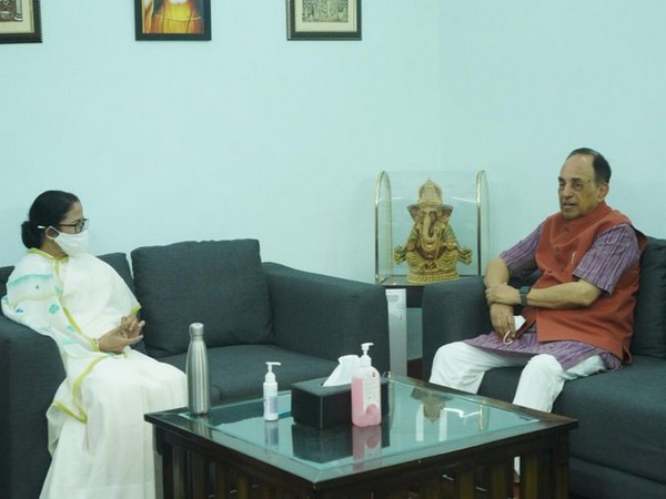 Rajya Sabha MP Subramanian Swamy with West Bengal Chief Minister Mamata Banerjee in New Delhi (Photo/ANI)