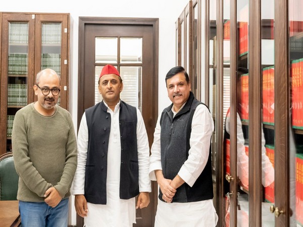 Samajwadi Party chief Akhilesh Yadav tweets photo of him meeting AAP leaders Sanjay Singh and Dilip Pandey