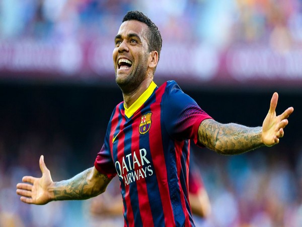 Dani Alves (Photo: Twitter/FC Barcelona)