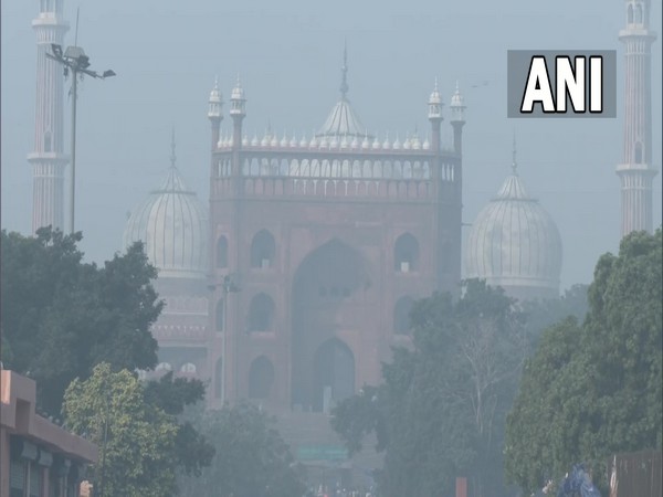 Delhi's Jama Masjid shrouded in smog as air quality dipped to 'severe' category on Saturday. [Photo/ANI]