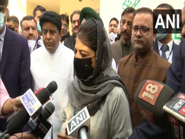 Peoples Democratic Party (PDP) chief Mehbooba Mufti addressing media on Saturady (Photo/ANI)