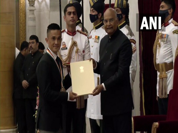 Sunil Chhetri receives the Khel Ratna Award 