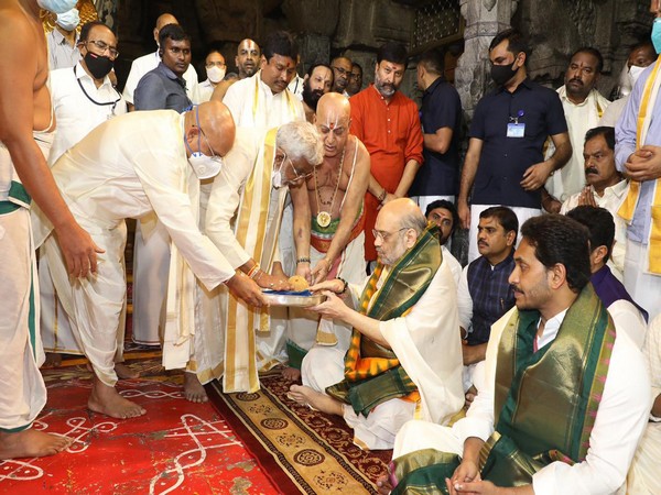 Amit Shah offer prayers at Lord Venkateswara Swamy Temple in Tirupati (Photo: Twitter/AmitShah) 
