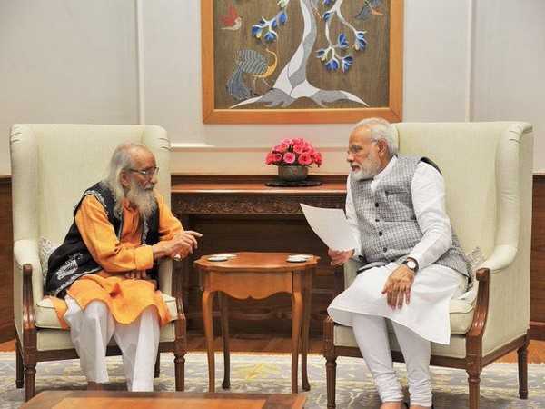 Babasaheb Purandare with Prime Minister Narendra Modi (Pic Credit: Narendra Modi Twitter handle)