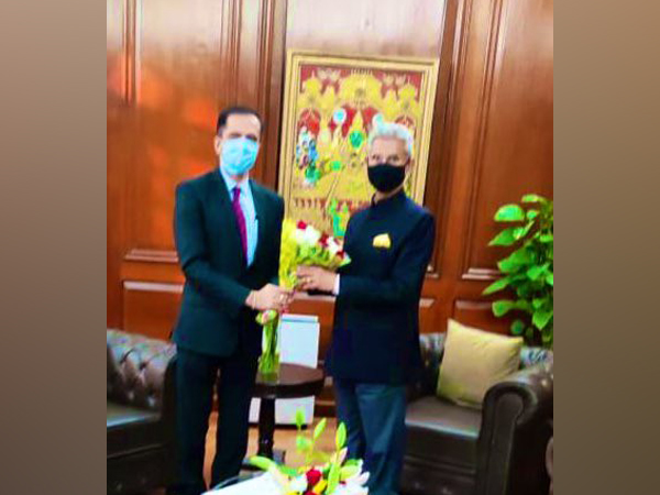 S Jaishankar congratulating Prof Bimal Patel (Photo credit- S. Jaishankar- Twitter)