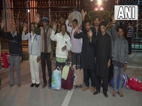 Indian fishermen return via Attari-Wagah border (Photo/ANI)