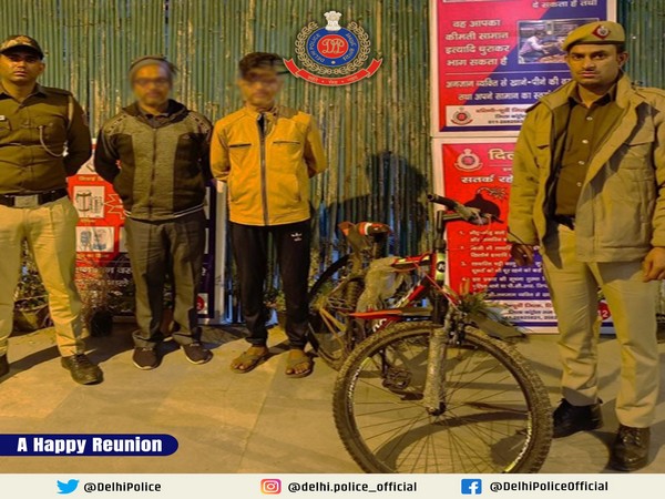 Delhi Police reunite 15-year-old boy from Gwalior found roaming near Sarai Kale Khan (Photo: Twitter/DelhiPolice)) 