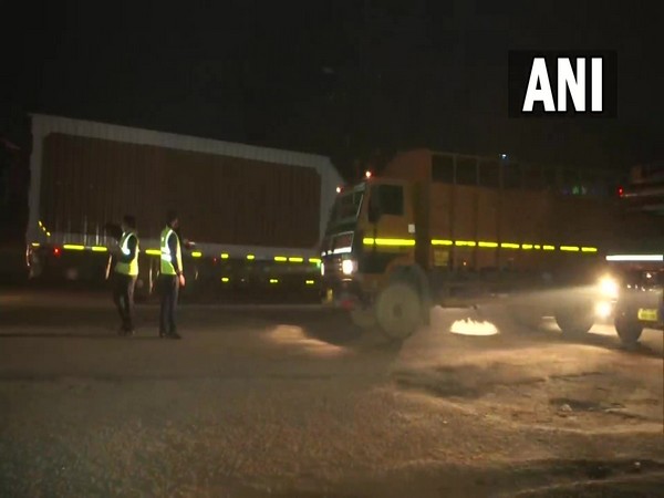 Delhi police check trucks entering Delhi (Photo:Twitter/ANI)