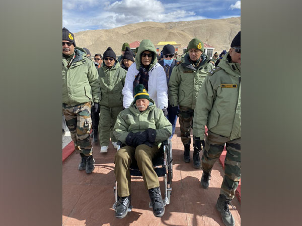 Defence Minister Rajnath Singh escorting army veteran Brigadier(retd) R V Jatar(Photo/Twitter)