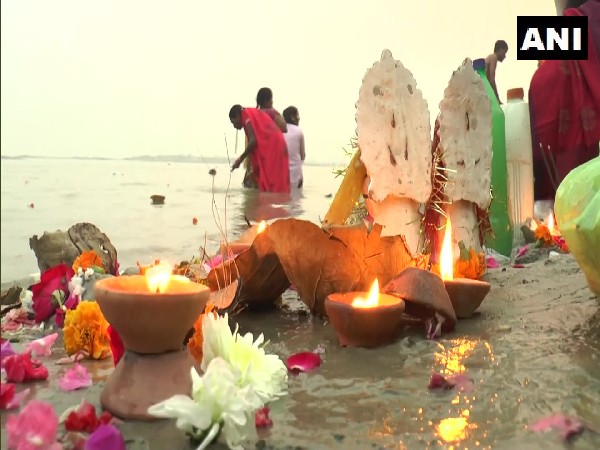 Devotees take holy dip in river Ganga on 'Kartik Purnima' (Photo/ANI) 