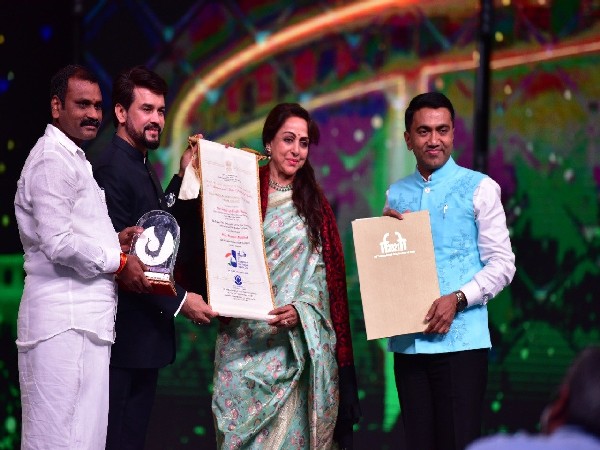Hema Malini receiving the award (Image Source: Twitter)