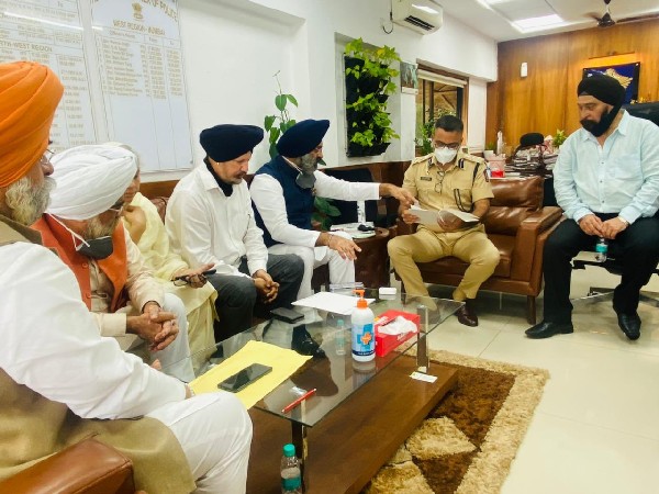 Manjinder Singh Sirsa meeting ACP, West Region, Mumbai. (Photo/Twitter)