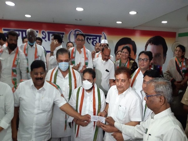 Former BJP leader Ravindra Bhoyar joins Congress in Nagpur (Photo:Twitter/MahaCongress) 