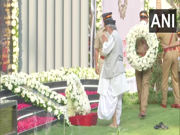 Maharashtra Governor Bhagat Singh Koshyari pays tribute to security personnel who lost their lives in Mumbai 26/11 terror attacks (Photo/ANI)