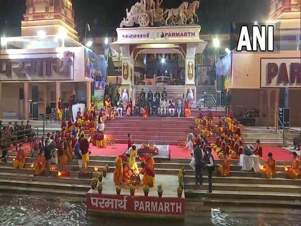 President Ram Nath Kovind performs 'Ganga Aarti' in Rishikesh (Photo:Twitter/ANI)
