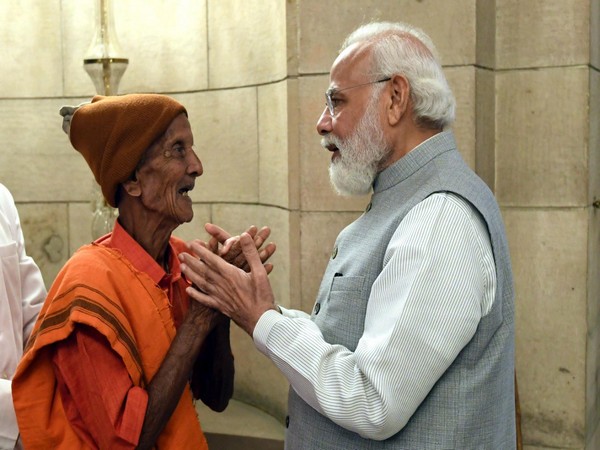 Prime Minister Narendra Modi and Padma Shri awardee Nanda Kishore Prusty