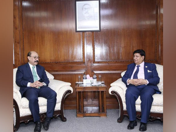 Foreign Secretary Harsh Vardhan Shringla (Left)met Bangladeshi Foreign Minister AK Abdul Momen (Photo Credit: Twitter/India in Bangladesh)