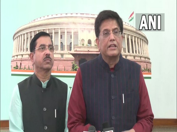 Union Minister Piyush Goyal (R) (Photo/ANI)