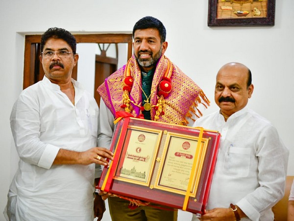 Rohan Bopanna with Karnataka Chief Minister Basavaraj Bommai (Photo: Twitter/Rohan Bopanna)