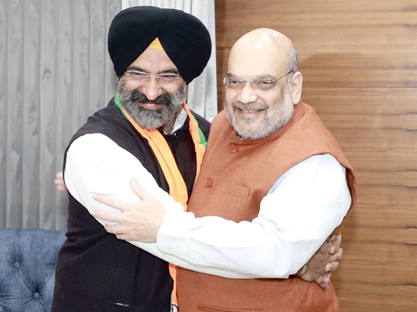 Home Minister Amit Shah welcomes Manjinder Singh Sirsa into BJP (Photo:Twitter/Amit Shah)