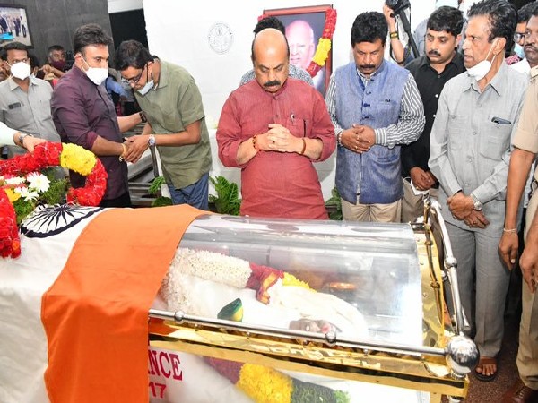 Karnataka Chief Minister Basavaraj Bommai paid last respects to former Union minister RL Jalappa who passed away on Friday (Photo/ANI)