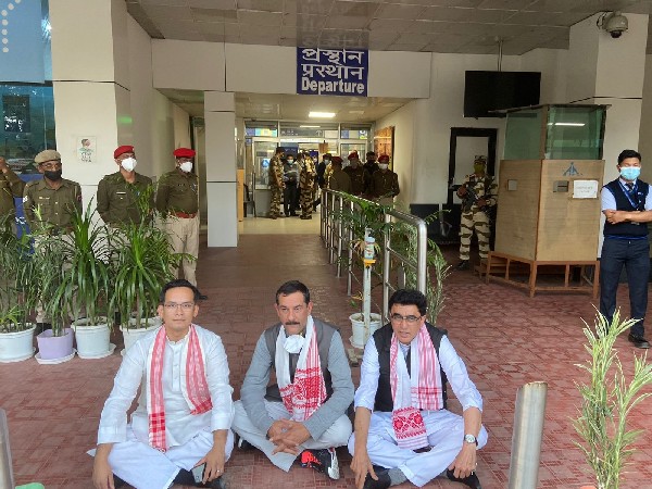 Congress sit-in protest at Jorhat airport 