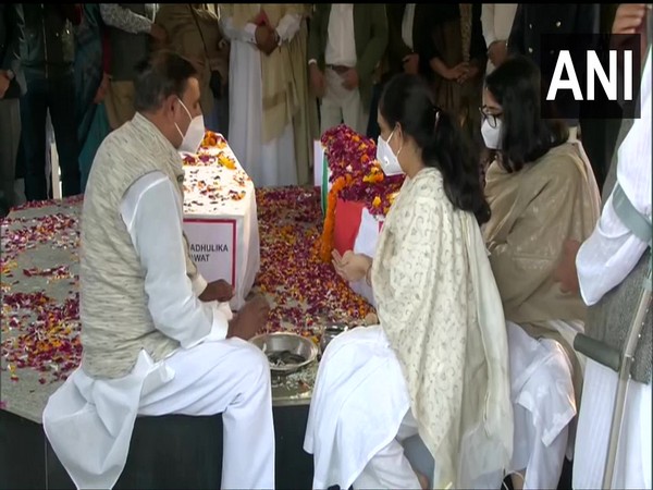 Daughters of CDS Rawat, Madhulika Rawat pays last respect