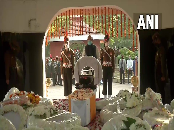 Rajnath Singh pay tribute to Lt Col Harjinder Singh (Photo/ANI) 