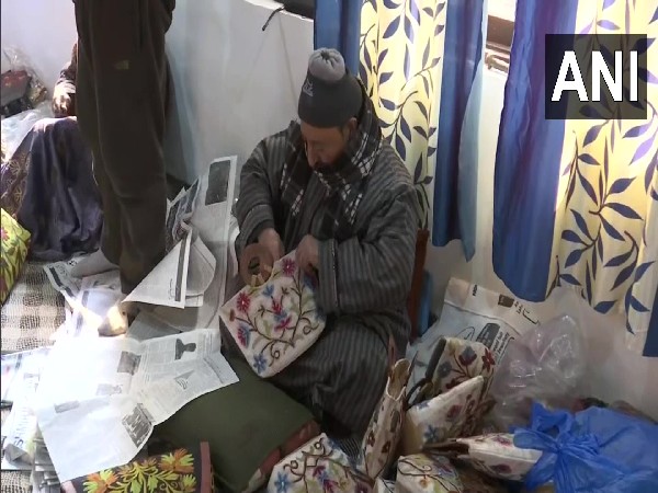 Department of Handicrafts and Handloom  is holding a craft safari tour in Srinagar to promote Kashmiri art (Photo/ANI)