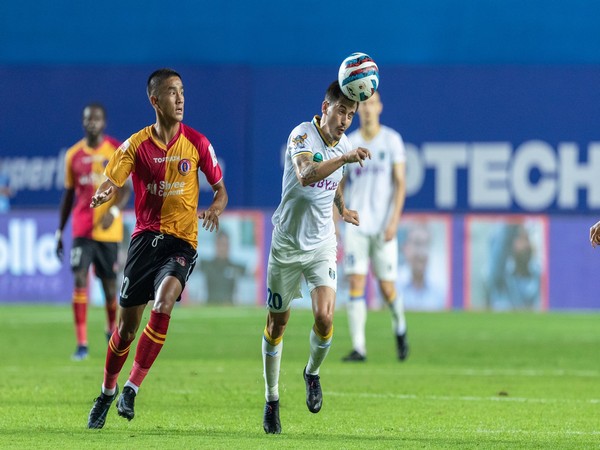 SC East Bengal and Kerala Blasters FC palyers in action (Photo: Twitter/Indian Super League)