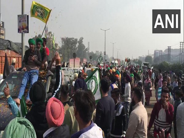 Locals showering flower petals on farmers as they reach Ludhiana (Photo/ANI)