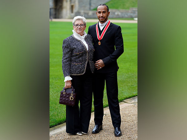 Lewis Hamilton with his mother Carmen (Photo: Twitter/F1)