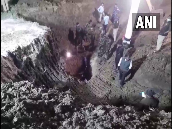 Rescue operation underway to save a year-old girl who fell into borewell in Chhatarpur (Photo/ANI) 