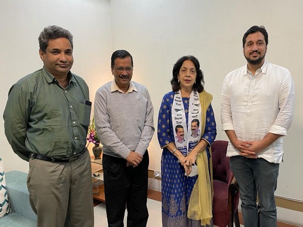 Arvind Kejriwal welcomes BJP MLA into AAP (Photo:Twitter/Arvind Kejriwal)