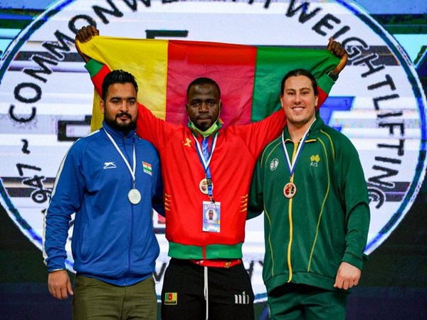 Lovepreet Singh on Commonwealth Weightlifting Championships podium (Photo: Twitter/SAI Media)
