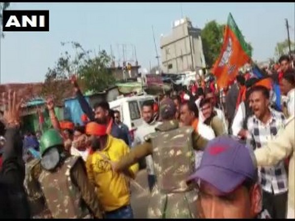Clash between Congress and BJP workers in MP's Chhindwara (Photo/ANI)