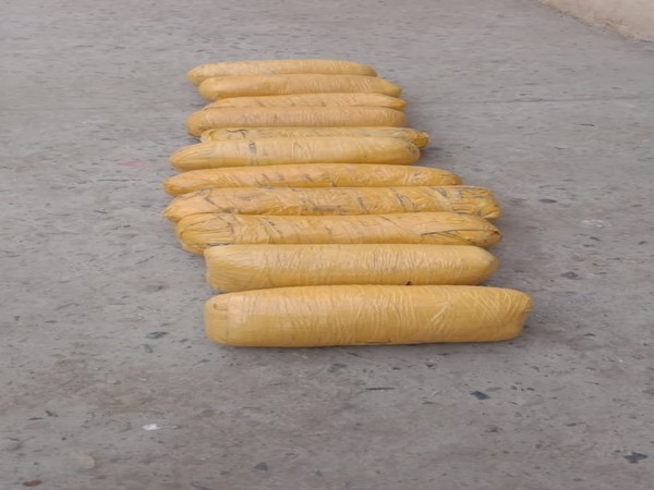 BSF seizes packets of contraband suspected to be heroin in Punjab's Ferozepur Sector (Photo:ANI)