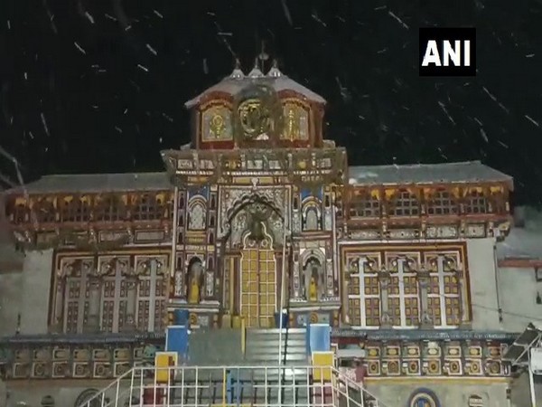 Badrinath receives snowfall (Photo/ANI)