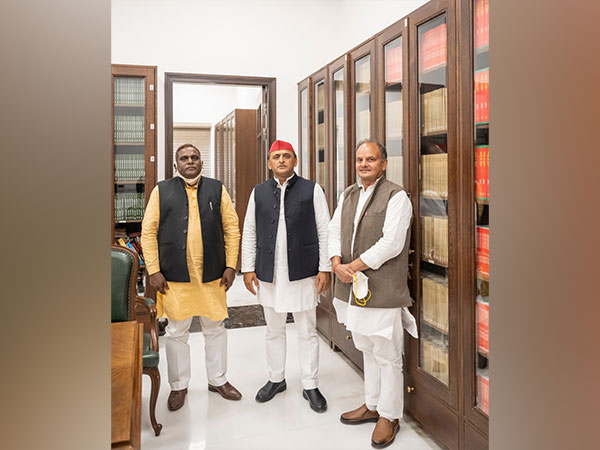 NCP UP chief meets Akhilesh Yadav (Photo:Twitter/Samajwadi Party)