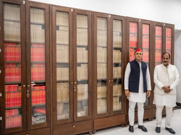  Akhilesh welcomes cabinet minister Dara Singh Chauhan into SP (Photo:Twitter/Akhilesh Yadav)