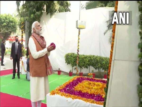 PM Modi pays floral tribute at Shahid Smarak in Meerut (Photo/ANI)