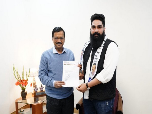 Siddesh Bhagat Panch and Former Sarpanch VP Aquem Baixo joins AAP (Pic credit: AAP Goa Twitter handle)