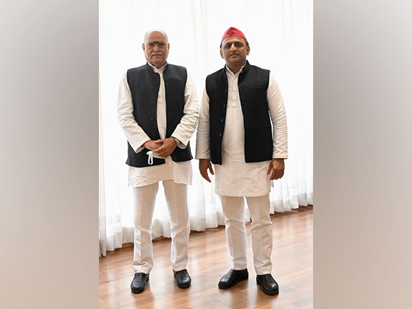 Senior BSP leader Rakesh Pandey joins Samajwadi Party (Photo:Twitter/Samajwadi Party)