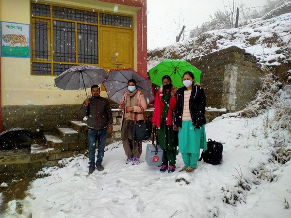 Health team conducts COVID-19 vaccination drive despite snowfall in Himachal Pradesh's Kullu